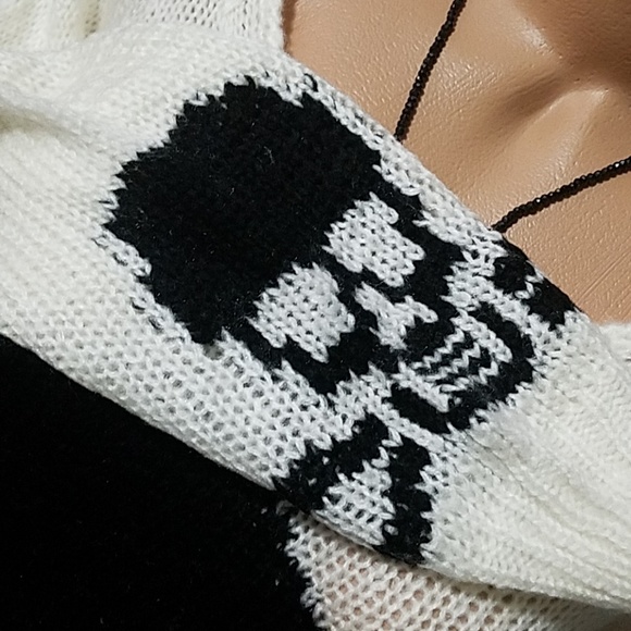 Knitted Skull Sweater Deep V - Picture 3 of 7